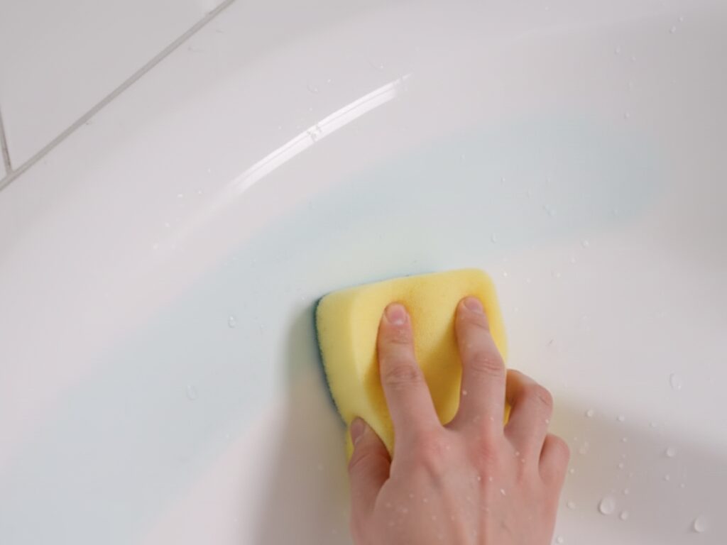 浴槽が青くなるのはエコキュートの寿命？「銅石鹸」の原因と配管劣化のリスク